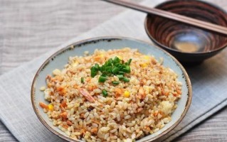 三文鱼鸡蛋炒饭的制作方法（健康美味的家常炒饭）