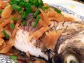 泰式青柠蒸鱼的做法（鲜香爽口，食欲大增）