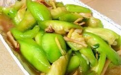 美味清爽的鲜鱿鱼炒丝瓜（清爽夏日的家常美食菜谱，快来试试！）