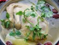 学会做羊尾笋土鸡煲，让家人食指大动（用羊尾笋烹制土鸡煲，美味与健康兼备）