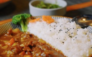 颜值爆表必备减肥餐——咖喱牛肉杂粮饭（健康美食让你瘦身不受罪，丰富口感味觉享受）