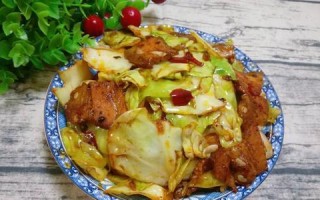 五花肉炒卷心菜（营养丰富的美味家常菜）