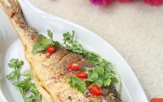 香煎黄瓜鱼的做法（清爽口感，健康美味，快速上桌）
