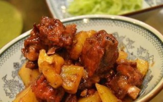 美食制作——土豆扣肉（传统家常菜肴的经典之作）