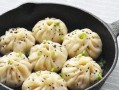 手把手教你做美味生煎包（从选材到烹饪，一步不误，让你在家也能吃到正宗的上海生煎包！）