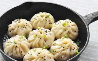 手把手教你做美味生煎包（从选材到烹饪，一步不误，让你在家也能吃到正宗的上海生煎包！）