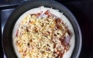自制香肠培根披萨的制作方法（简单易学的披萨做法）
