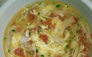 用西红柿鸡蛋榨菜制作美味汤（健康美食，让你开胃又健康）