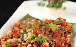 用香辣饱盐鱼烹制美食佳肴（传统佳肴的味道，体验五味俱全）