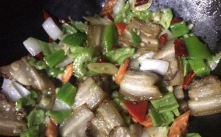 五彩缤纷回锅肉的制作方法（如何用不同的蔬菜搭配回锅肉，让它变得更加美味）