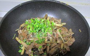 以山菌炒牛柳，香味四溢（家常菜品，营养又美味）