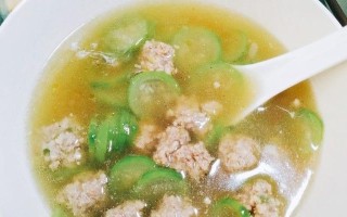 紫菜肉丸汤的家常做法（滋味浓郁的海鲜汤，轻松做出的美味）