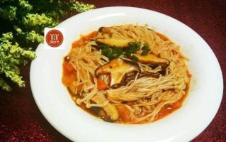 一道简单美味的菜肴——以西红柿炝金针菇的做法（蔬菜的完美搭配，鲜香味美，营养丰富）