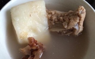 土茯苓淮山汤的制作方法（滋补养生的美味佳肴）