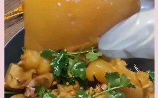 山药银杏炖猪手，营养滋补的美味佳肴（一道老少皆宜的热菜，滋补身体，温暖心灵）