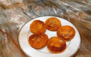 田园南瓜饼的制作方法（用南瓜制作健康美味的小点心，丰富营养全家喜爱）