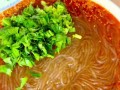 肉丝酸辣粉的制作方法（重庆经典美食，口感鲜美的家常菜）
