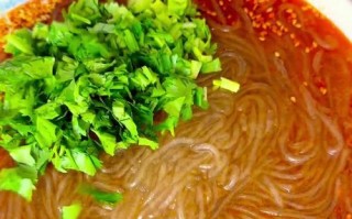 肉丝酸辣粉的制作方法（重庆经典美食，口感鲜美的家常菜）