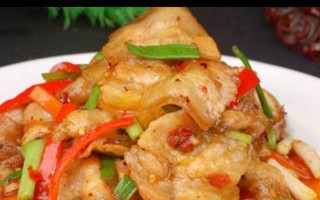 美味回锅肉配上圆白菜的做法（家庭美食烹饪技巧——用圆白菜增添回锅肉口感的秘密）