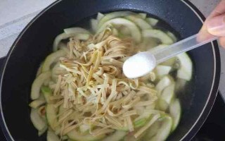 做出美味的以西葫芦面条汤（轻松学会制作营养又美味的以西葫芦面条汤）