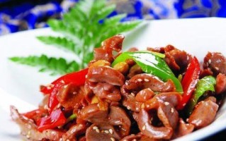 学会制作香辣鱼仔的全程教程（快来试试，做一道特别的美味小吃！）
