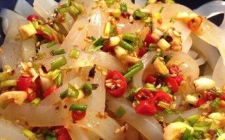 双色凉粉的制作方法（传统美食重现，家庭DIY必备）