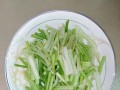 以梭子炒芹菜的做法（用梭子锅，锁住芹菜的香气）