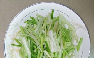 以梭子炒芹菜的做法（用梭子锅，锁住芹菜的香气）