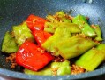 自创虎皮尖椒爆椒（用中式烹饪技巧制作美味的虎皮尖椒爆椒）