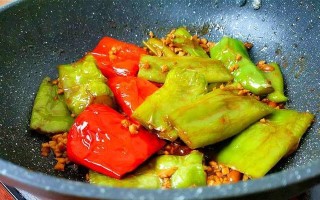 自创虎皮尖椒爆椒（用中式烹饪技巧制作美味的虎皮尖椒爆椒）