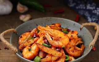家常美食（土豆瓠子焖虾的制作步骤及食材搭配）