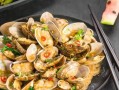 蒜香花甲的制作方法（一道简单又美味的海鲜佳肴）