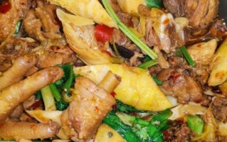 以笋干烧鸡的美食做法（脆口鲜香，入口即化的口感，快来试试吧！）