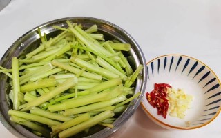 土豆丝炒菜梗的做法（美味又营养的家常菜，轻松健康上桌）