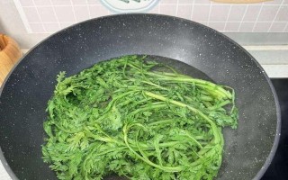 美味健康的芝麻拌茼蒿（让你爱上茼蒿的健康美味、芝麻香气浓郁的减肥佳品）