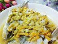福寿鱼焖榨菜的家常美食（野生鲜美，色香味俱佳的福寿鱼焖榨菜）