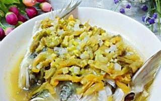 福寿鱼焖榨菜的家常美食（野生鲜美，色香味俱佳的福寿鱼焖榨菜）