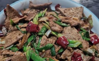 蒜苗红椒炒猪肝，营养又美味