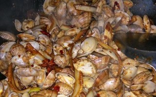 双椒炒花蛤（鲜美多汁的海鲜佳肴）