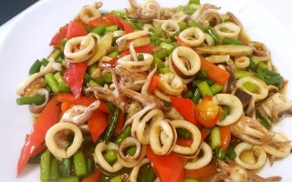 鲜香魷魚炆腩肉（传统家常美食，口感丰富多样）