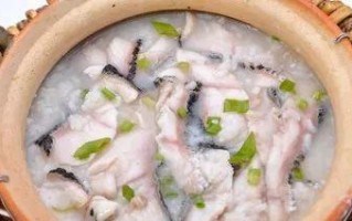 轻松做出美味营养的丝瓜鱼片粥（一碗健康养生的美食）