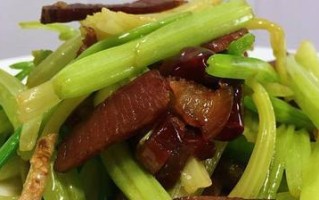 野芹菜炒腊肉，美味又健康（家常美食，野趣十足）