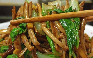 香脆美味的油炸茶树菇（教你如何做茶树菇的美味下酒菜）