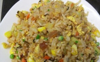 三丁玉米香肠炒饭的制作方法（香肠炒饭，美味与营养兼备）