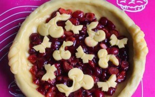 探秘美味的樱桃派做法（如何制作口感细腻、香甜可口的樱桃派）