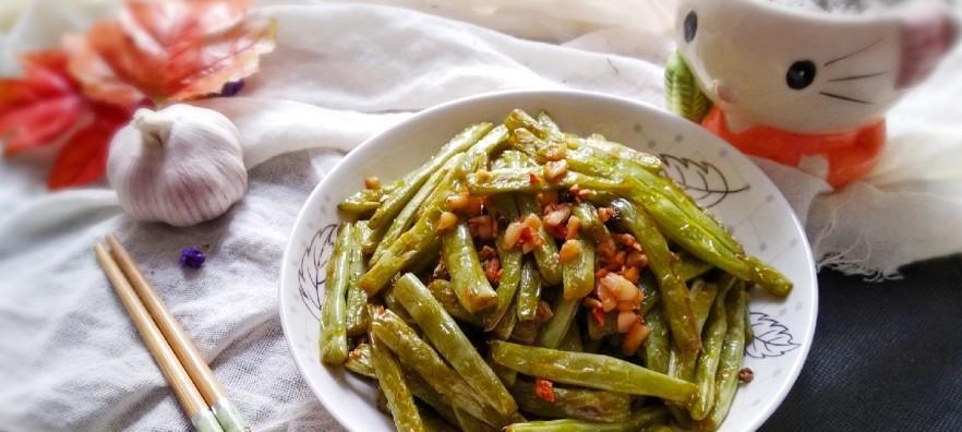 蒜香墨鱼四季豆，美味健康的一餐（绝妙的口感，营养丰富的搭配）-第1张图片-美味行家