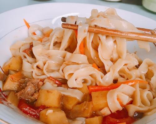 用神奇的面粉制作美味土豆肉丝拌面（教你如何制作营养丰富的面食，让你瞬间成为厨房小达人）-第1张图片-美味行家