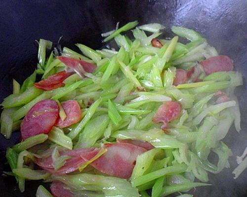 香芹炒香肠，美味可口的家常小炒（快乐享受，营养美味；以香芹为主，炒出香气四溢的香肠）-第2张图片-美味行家