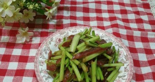 香芹炒香肠，美味可口的家常小炒（快乐享受，营养美味；以香芹为主，炒出香气四溢的香肠）-第3张图片-美味行家