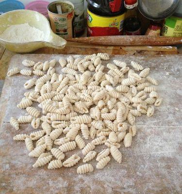 传统手工烩麻食的制作方法（细致入微的烹饪过程与鲜美风味的秘诀）-第1张图片-美味行家